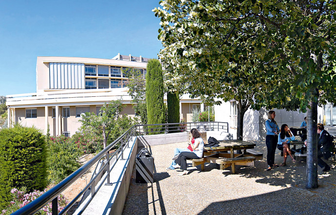 La Kedge Business School de Marseille est installée sur le campus de Luminy, un site exceptionnel du quartier du Redon, aux portes des calanques, où il fait bon vivre et étudier.