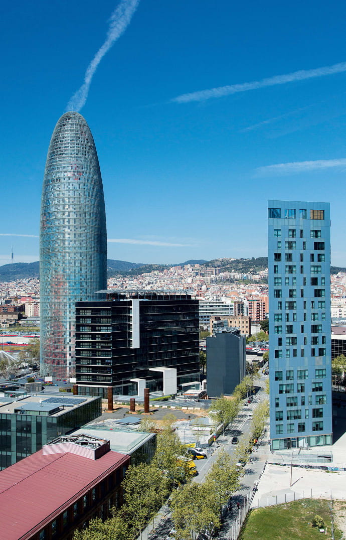 Emblème de la ville dessiné par Jean Nouvel, la tour Agbar, ancienne propriété de Suez, va être reconvertie en palace pour accueillir une clientèle d’affaires et de luxe.