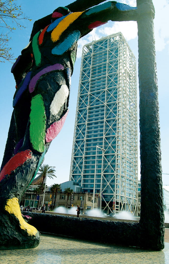 L’hôtel Arts, bâti pour les jeux Olympiques et au pied duquel ont été installées deux œuvres d’art : l’une, signée Robert Llimós, et l’autre, Frank Gehry.
