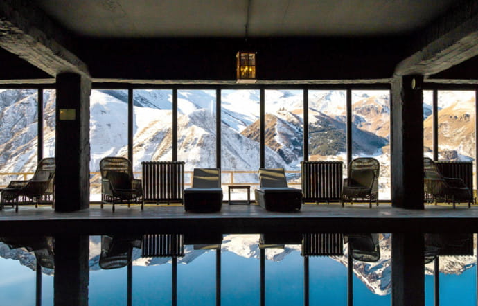 La longue piscine intérieure ouvre aussi sur la montagne.