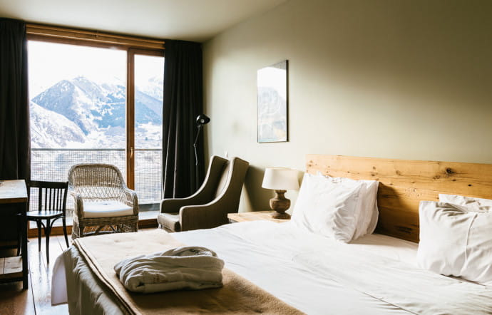 Dans les chambres, un style épuré et tout en bois valorise le décor naturel.
