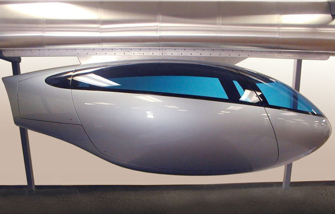 Aérodynamique, confortable, écologique et silencieuse, la capsule est commandée par l’utilisateur via une application et peut transporter jusqu’à quatre personnes. Sa vitesse de pointe est de 200 km/h.