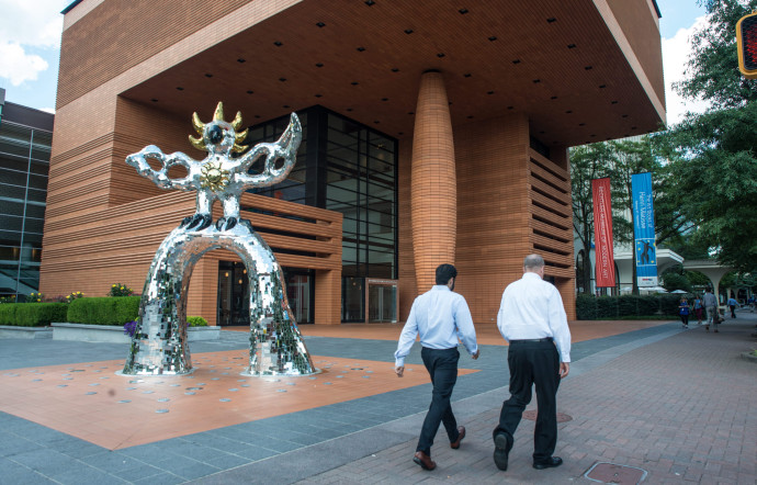 Le Grand Oiseau de feu sur l’arche, de Niki de Saint Phalle, devant le Bechtler Museum of Modern Art, à Charlotte (USA).