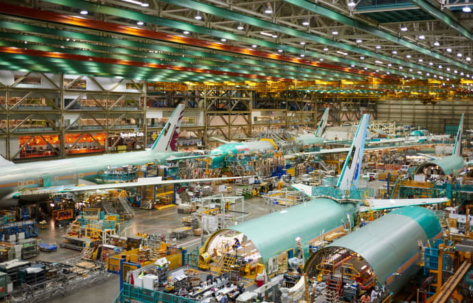 LE SITE D’EVERETT EST ESSENTIELLEMENT UN LIEU D’ASSEMBLAGE ET LE BÂTIMENT EST COMPOSÉ DE BASES DANS LESQUELLES CHAQUE TYPE D’AVION EST FABRIQUÉ.