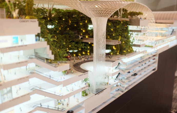 MAQUETTE DU JEWEL CHANGI AIRPORT : UN COMPLEXE DE 134 000 M2 DESSINÉ PAR SAFDIE ARCHITECTS.