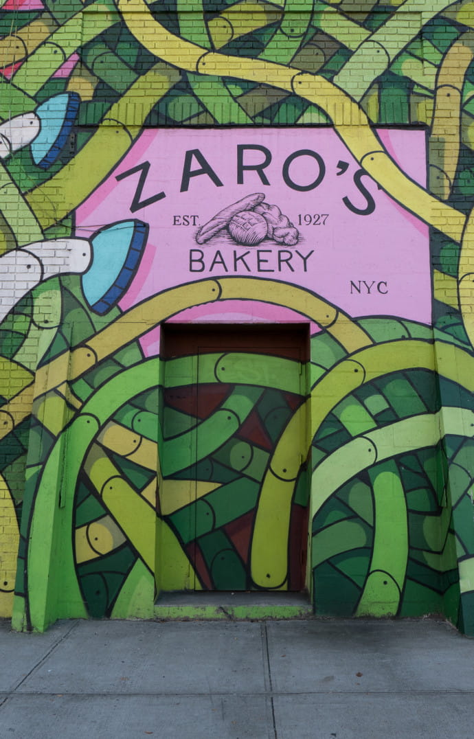 Le siège des pâtisseries Zaro’s, sur Bruckner Blvd, repeint par l’artiste R. Nick Kuszyk.