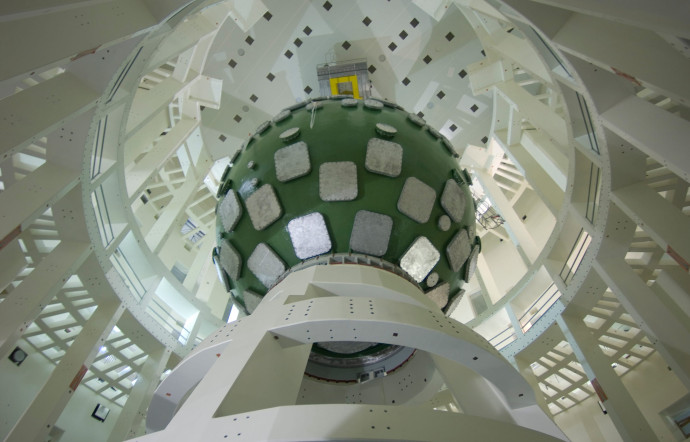 Vues de la chambre d’expériences, le cœur du dispositif, une boule de 10 m de diamètre.