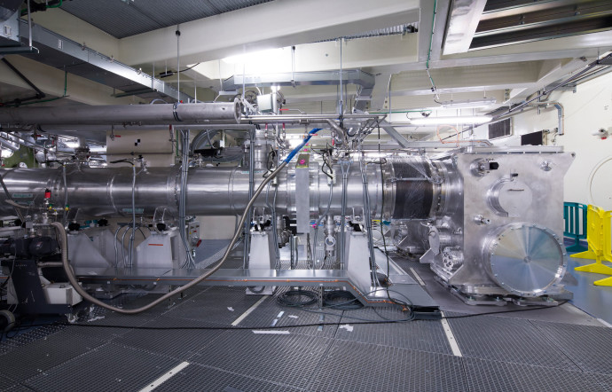 À son arrivée dans la chambre d’expériences, le faisceau laser atteint une puissance de 15 000 mégajouls.