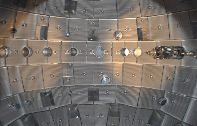 Vue de la chambre d’expériences, le cœur du dispositif, une boule de 10 m de diamètre.