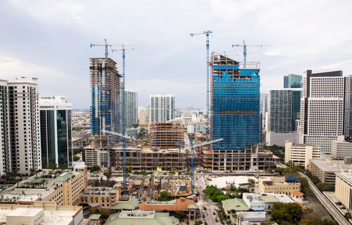 Miami est devenue un aimant à investisseurs du monde entier. Même les designers de voitures de luxe se reconvertissent dans le design d’immeubles, comme l’italien Pininfarina.
