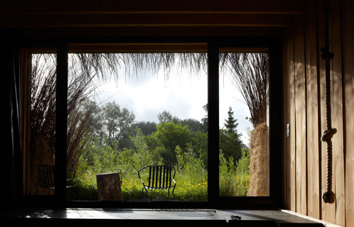 Fasciné par les plantes et le monde végétal, le chef Alexandre Gauthier a noyé son restaurant et les chambres attenantes dans une nature envahissante. Un cadre où il pioche de quoi composer ses menus et qui sert d’écrin à des huttes qui s’ouvrent sur un environnement luxuriant.