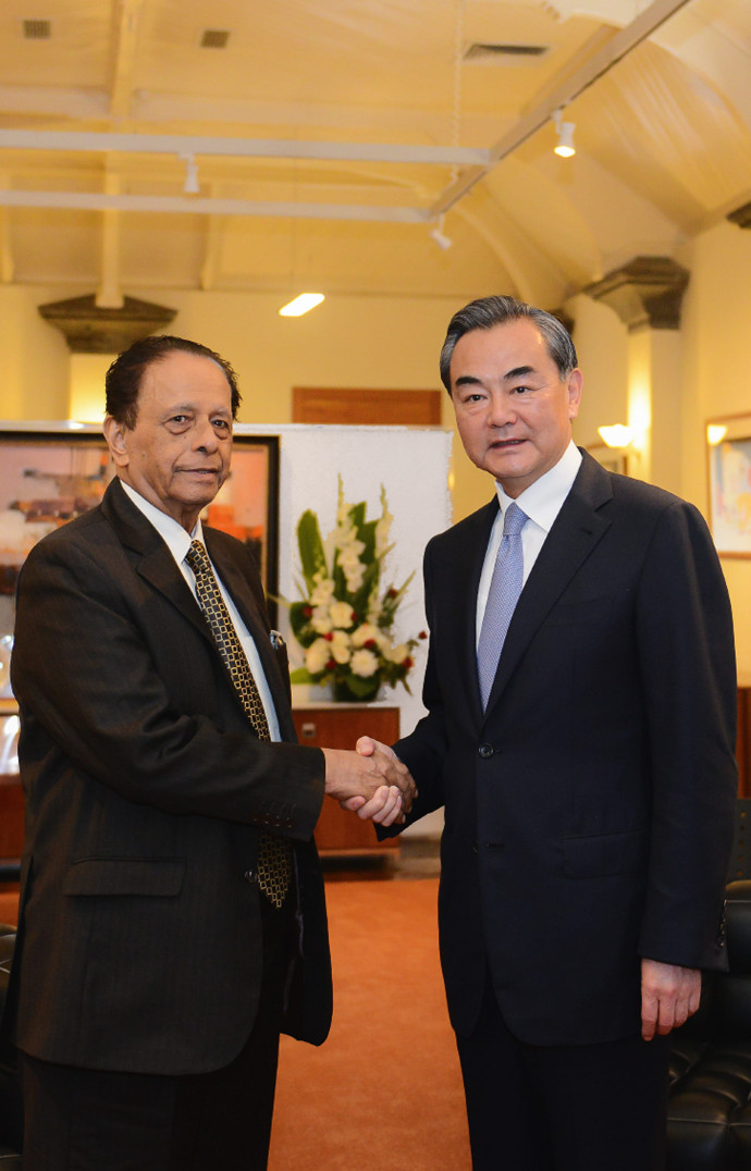 Le Premier ministre mauricien, Anerood Jugnauth, avec le ministre chinois des Affaires étrangères, Wang Yi