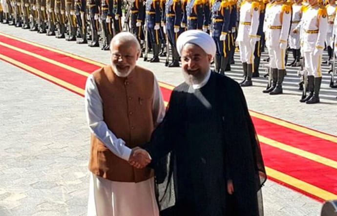 Le Premier Ministre indien, accueilli par le président iranien. Une visite qui doit consolider les relations commerciales entre les deux pays.