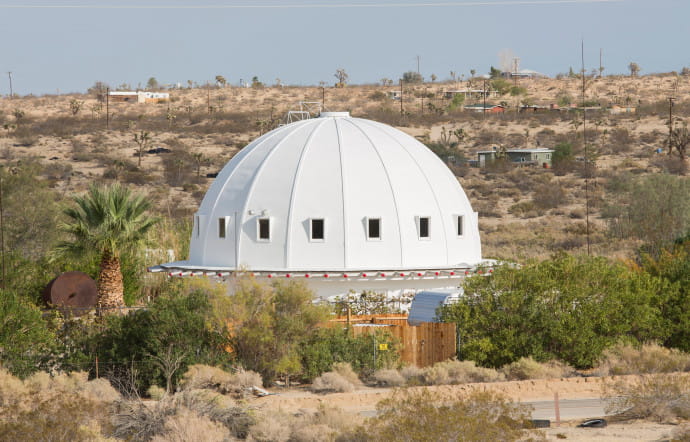 L’Integratron, construit par George Van Tassel après qu’il reçut la visite d’un vénusien dans la nuit du 24 août 1953, propose aujourd’hui, notamment, des bains sonores et méditatifs.