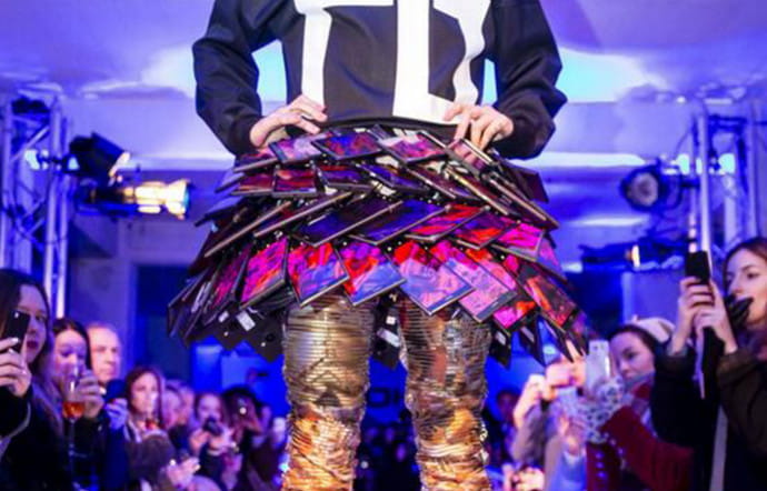 La smart skirt de Nokia en collaboration avec Matthew Drinkwater, une jupe faite de dizaines de smartphones