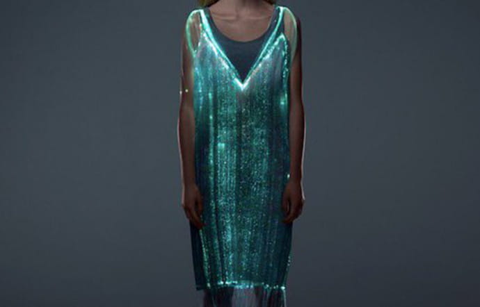 La robe Tinkerbell, née d’une collaboration entre Disney et Matt Drinkwater, que Forbes a décrit comme le seul vêtement connecté vraiment beau…