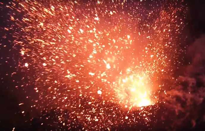 Un drone filme une éruption
