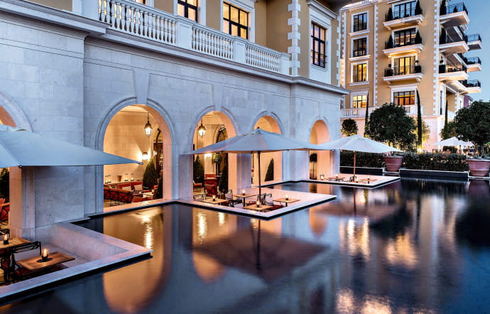 Le Regent Hotel & Residence 5 étoiles de Porto Montenegro, inspiré des palais de la Renaissance italienne, compte 50 chambres, 35 suites, 4 restaurants et un spa. Il gère et loue également 52 chambres et suites qui ont été vendues à des investisseurs.