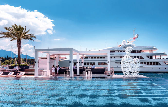 Le très privé pool club Lido Mar, avec sa piscine de 64 mètres sur la mer, son restaurant-terrasse et son night-club, est l’endroit glamour par excellence