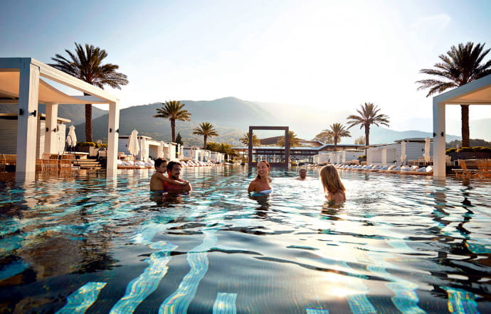 Le très privé pool club Lido Mar, avec sa piscine de 64 mètres sur la mer, son restaurant-terrasse et son night-club, est l’endroit glamour par excellence