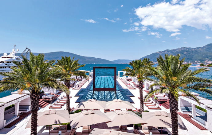 Le très privé pool club Lido Mar, avec sa piscine de 64 mètres sur la mer, son restaurant-terrasse et son night-club, est l’endroit glamour par excellence
