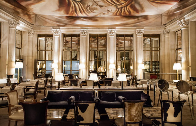 Le restaurant Le Dalí et la magnifique fresque réalisée par Ara Starck.