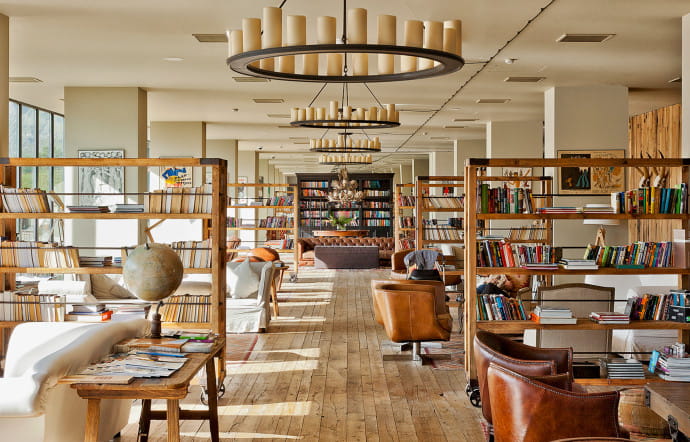La très riche bibliothèque, qui confère une allure intello au casino.
