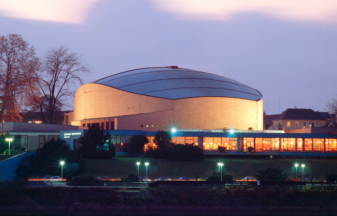 La Beethovenhalle, auditorium dédié au compositeur, né à Bonn en 1770, inauguré en 1959, où, par quatre fois, de 1974 à 1989, le président fédéral allemand a été élu.