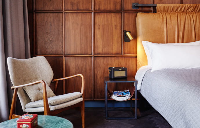 Le duo néerlandais Nicemakers a pensé le mobilier et la décoration des chambres dans un esprit à la fois vintage et actuel et a su tirer parti des grandes fenêtres qui les baignent de lumière.