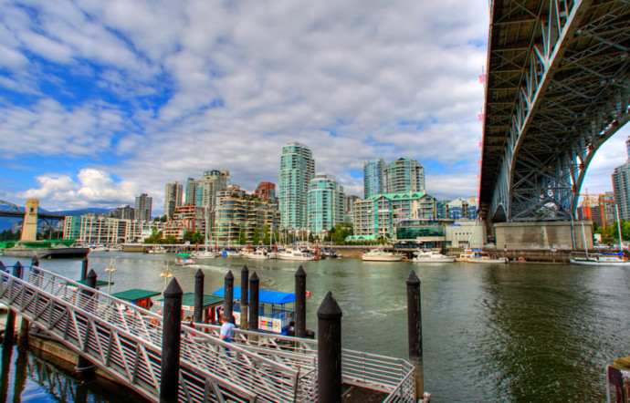 Lovée entre montagne et océan, Vancouver et son agglomération sont la 3e métropole du canada, avec près de 2,5 millions d’habitants.