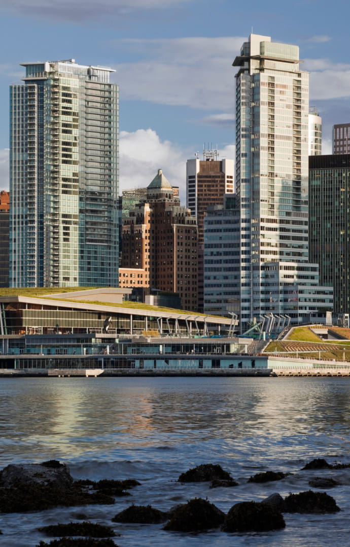 Lovée entre montagne et océan, Vancouver et son agglomération sont la 3e métropole du canada, avec près de 2,5 millions d’habitants.