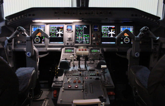 Intérieur du cockpit d’un E195 flambant neuf, prêt à être livré.