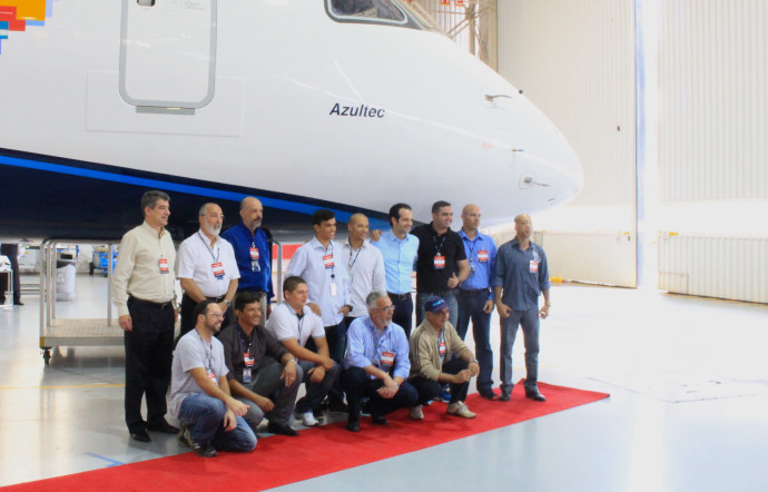 Dans le hall de présentation, remise d’un E195 aux représentants de la compagnie aérienne brésilienne Azul.