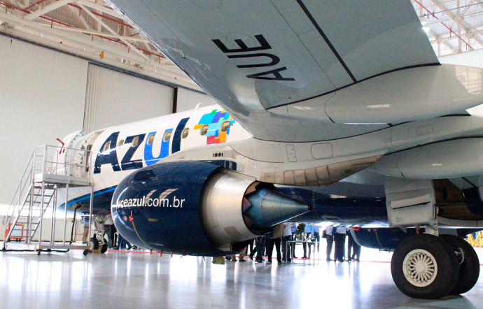 Dans le hall de présentation, remise d’un E195 aux représentants de la compagnie aérienne brésilienne Azul.