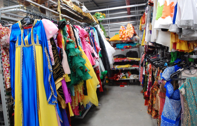 Dans l’immense dressing des Estúdios Globo, anciennement Projac, des milliers de tenues et d’accessoires attendent d’être utilisés.