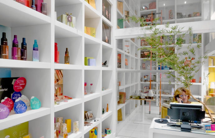 Les packagings en matériaux recyclés réalisés pour des clients tels que Natura ou Coca-Cola sont exposés sans prétention.