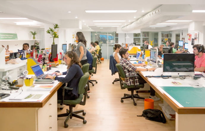 Esprit minimaliste et coloré dans les bureaux de Rio dans lesquels règne une ambiance bon enfant et écolo.