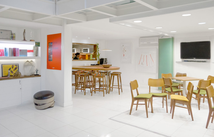 Esprit minimaliste et coloré dans les bureaux de Rio dans lesquels règne une ambiance bon enfant et écolo.