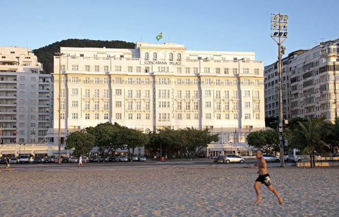 Pour une pause détente ou une partie de football improvisée, la plage de Copacabana, mythique, vous attend au pied de l’établissement…