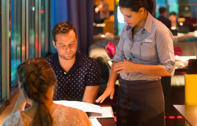Au bar d’hôtel, le bar à cocktails du Marina All Suites, Tai Barbin prépare des drinks uniques pour des clients curieux.