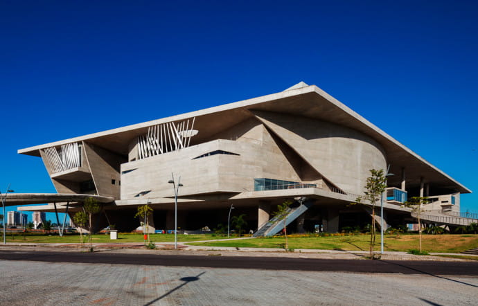 La Cité des Arts est un centre culturel monumental construit par l’architecte français Christian de Portzamparc dans le quartier de Barra da Tijuca, dans le sud de Rio.