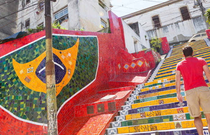 Partir à la découverte de Santa Teresa se mérite… En se perdant dans ses ruelles et en gravissant ses escaliers colorés.