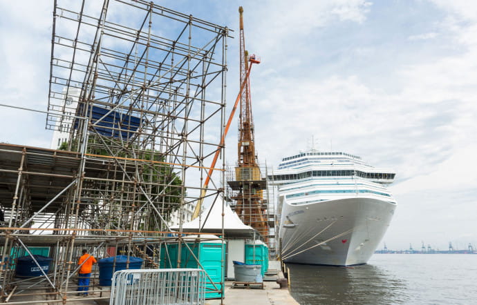 Bateau de croisière dans le port de Rio, à cheval sur 4 quartiers, dont celui du Centro.