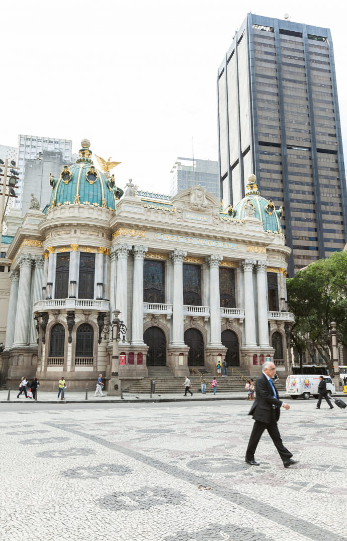Le Théâtre municipal (1905-1909), de Francisco de Oliveira Passos, inspiré de l’Opéra Garnier.