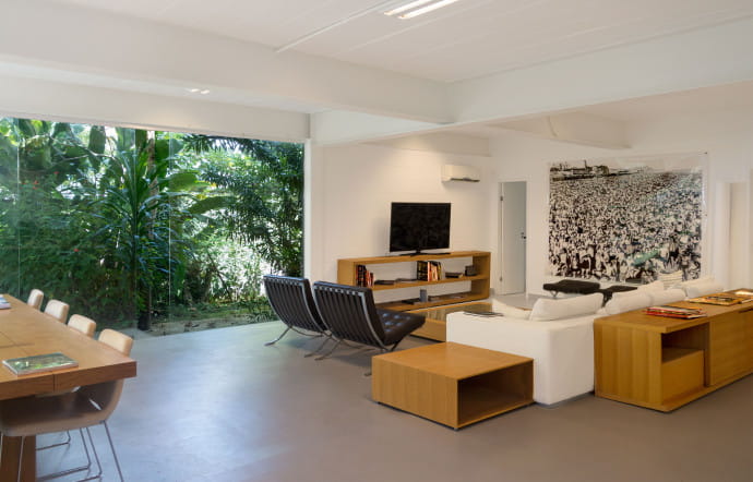 Nichée dans un jardin dessiné par Roberto Burle Marx, la demeure a été construite par l’architecte Jorge Hue en 1968.