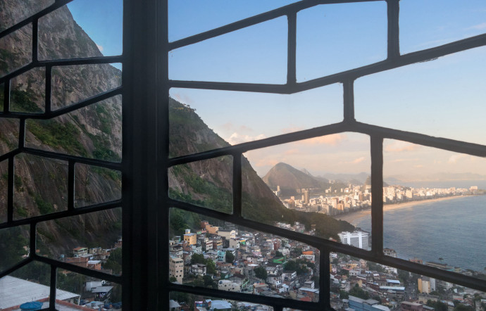Vue de la favela de Vidigal depuis les fenêtres de l’école que Vik Muniz y a fait construire.