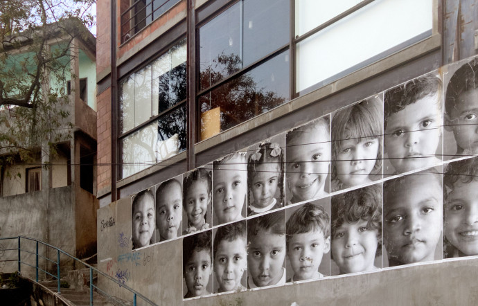 Des portraits d’enfants réalisés par JR sur les murs de l’école dans laquelle les 4-8-ans bénéficieront d’ateliers artistiques gratuits.