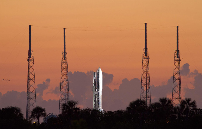 La fusée Atlas V-551, chargée de lancer dans l’espace la sonde Juno, le jour de son décollage sur la base de Cap Canaveral en Floride.
