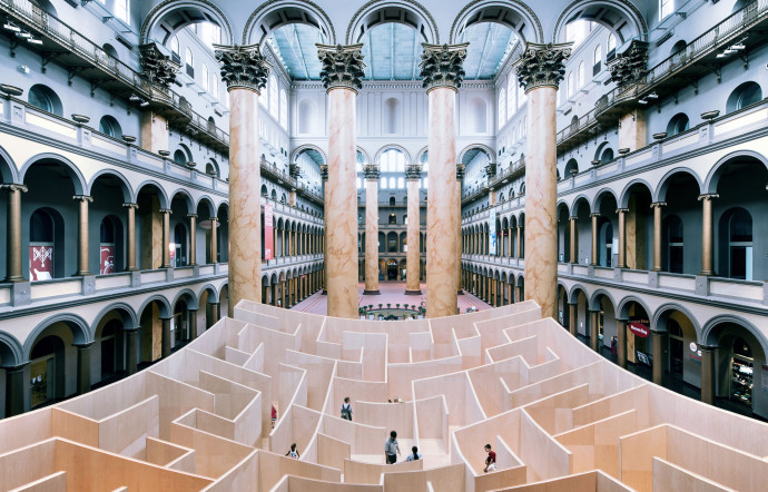 Facétie architecturale, l’installation éphémère « BIG Maze » a investi, cette année, le hall du National Building Museum de Washington dans le cadre de sa programmation estivale. Il s’agit d’un labyrinthe grandeur nature surélevé à ses extrémités.