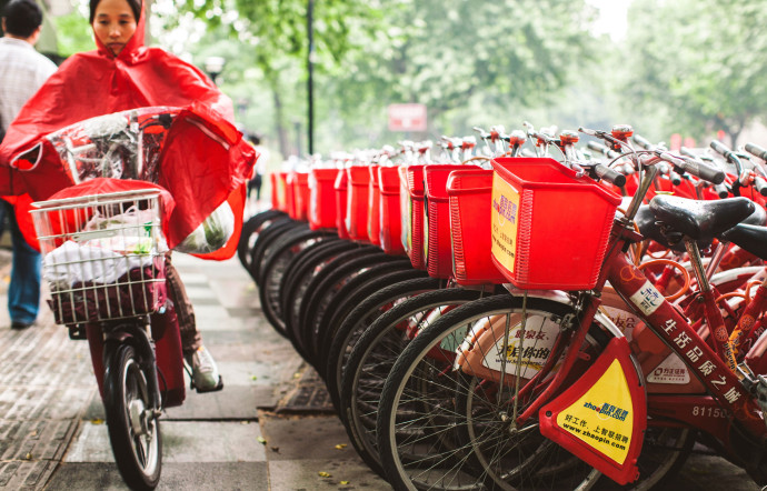 La ville possède un système de vélos en libre-service qui est le deuxième du monde par sa taille.